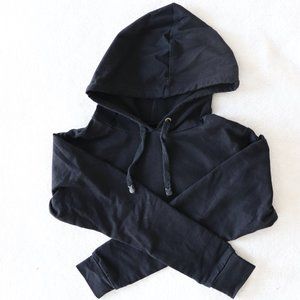 Un buso negro, corto, negro, queda a la cintura